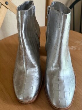 Pour LA Victoire Winona Silver Leather Embossed Croc Ankle Bootie 6.5
